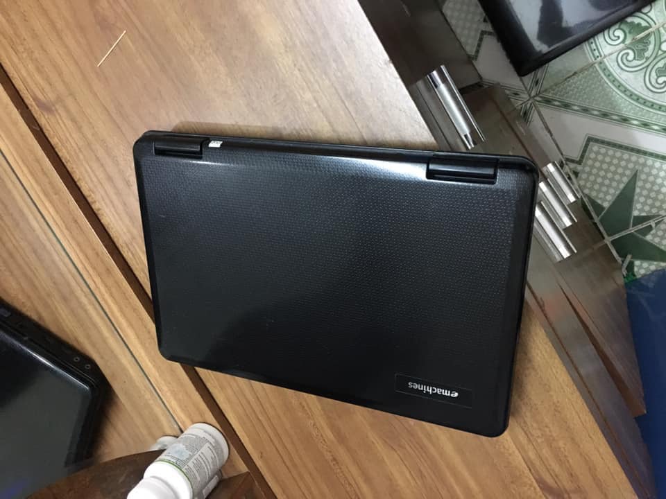Laptop Mỹ Emachi D725 đen sang trọng
